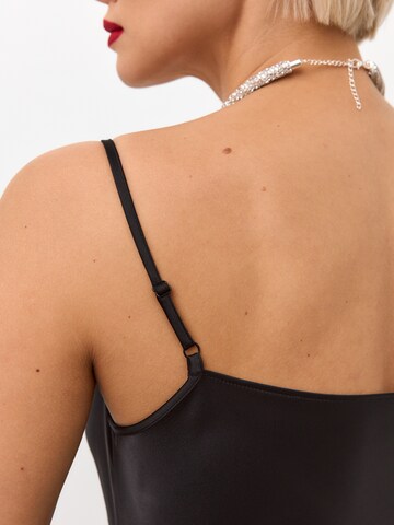 Serena Silueta Jurk 'Midi satin slip dress 'Majestic'' in Zwart