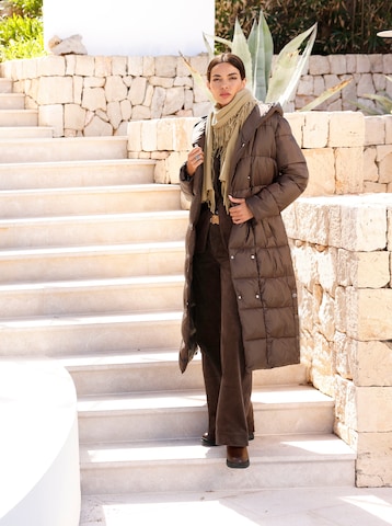 Cappotto invernale di heine in marrone