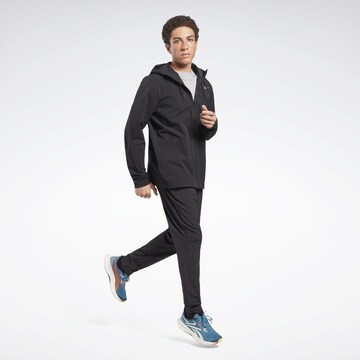 Reebok Regular Sporthose in Schwarz