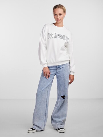 PIECES - Sweatshirt 'FREYA' em branco