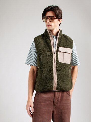 LEVI'S ® Vesta 'Joonie Sherpa Vest' – zelená: přední strana