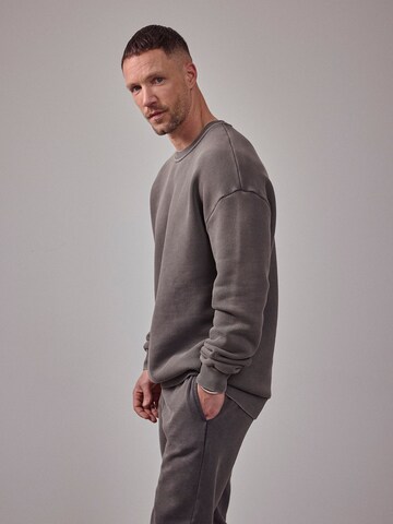 DAN FOX APPAREL Sweatshirt 'The Essential' in Grijs: voorkant