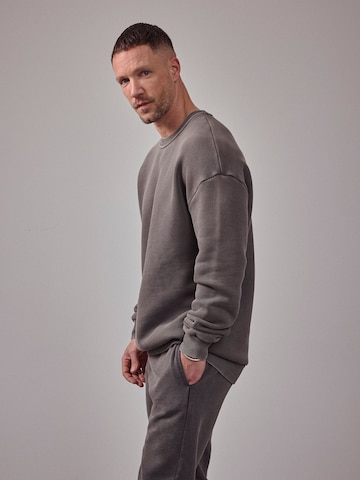 DAN FOX APPAREL Sweatshirt 'The Essential' i grå: forside