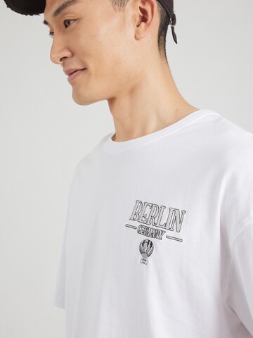 ALPHA INDUSTRIES T-Shirt 'Berlin Candy Bomber' in Weiß