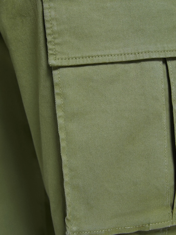 Bershka Regularen Kargo hlače | zelena barva