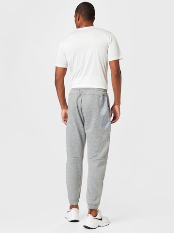 NIKE Tapered Sporthose in Grau