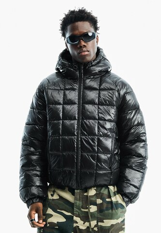 Bershka Přechodná bunda – černá: přední strana