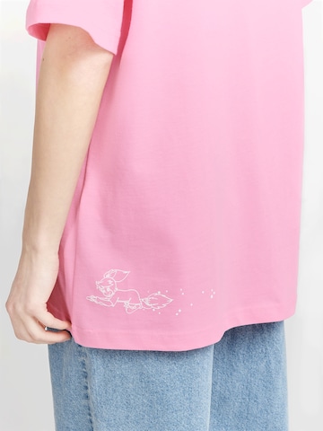 ABOUT YOU x StayKid T-shirt 'Hex Hex Sparkle' i rosa