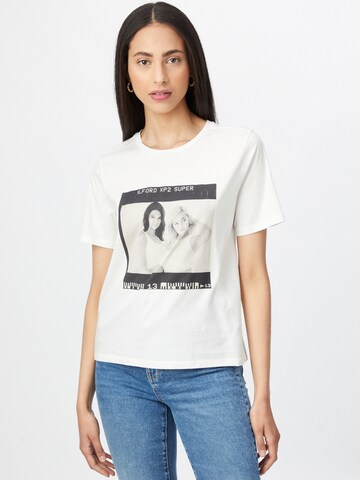 Tricou de la KENDALL + KYLIE pe alb: față