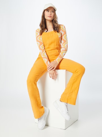 BDG Urban Outfitters - Flared Jardineira 'EFFY' em laranja