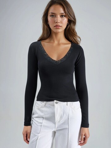 Busem Shirt in Schwarz: Vorderseite