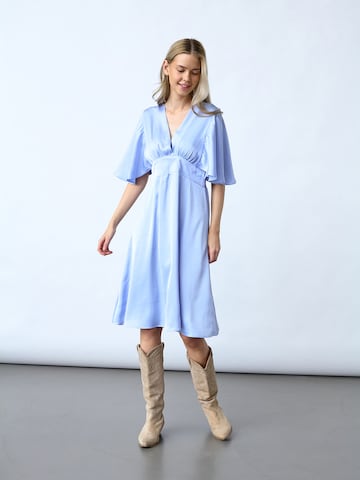 Rochie 'GISELA' de la SISTERS POINT pe albastru: față