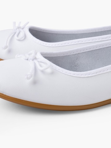 Pisamonas - Bailarina en blanco