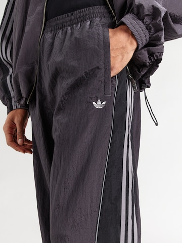 ADIDAS ORIGINALS Loosefit Nadrág 'Adilenium Season 5' - fekete