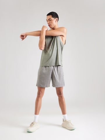 Reebok Štandardný strih Športové nohavice - Sivá