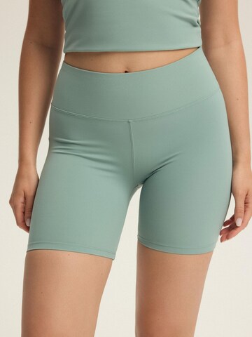 ESOTIQ - Skinny Pantalón 'High Waist Shorts Polyamid Mix glatt seamless stretch Kelsea' en verde: frente