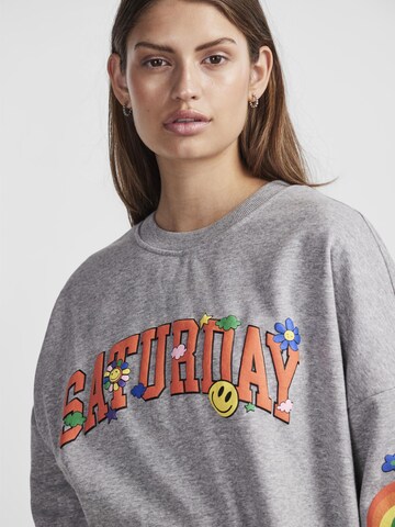 PIECES Sweatshirt 'DINNA' i grå