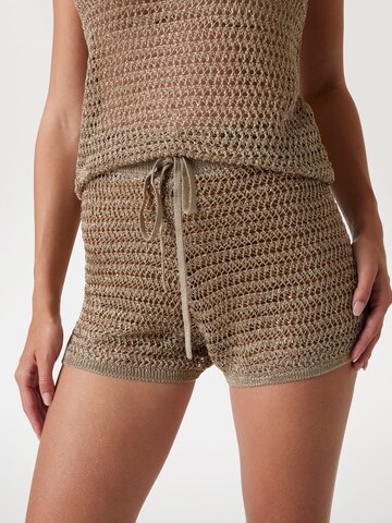 GUESS Slimfit Shorts in Braun
