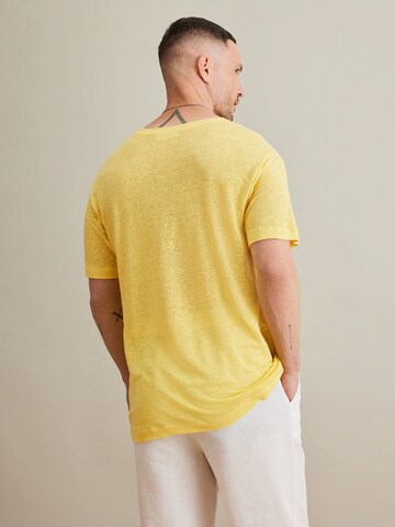 DAN FOX APPAREL Μπλουζάκι 'Dian' σε κίτρινο