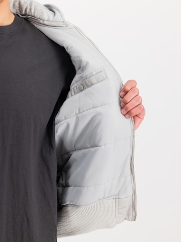 ALPHA INDUSTRIES Winterjas 'MA-1 Zip Hood' in Grijs
