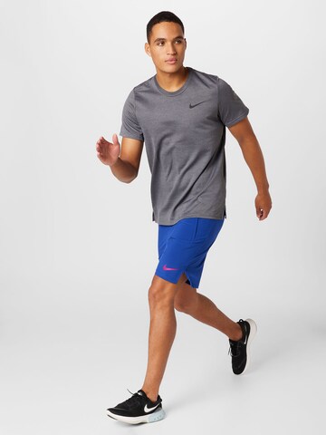 NIKE Regular Sportshorts in Blau