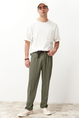 Regular Pantaloni cutați de la Trendyol pe verde