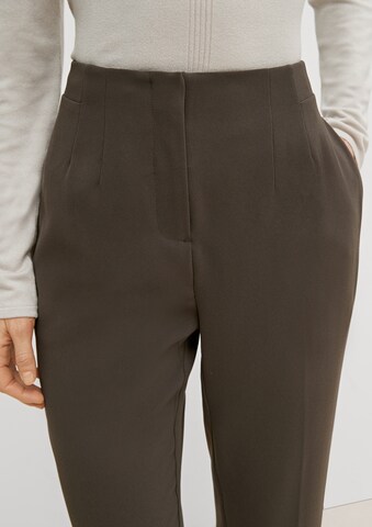Regular Pantalon à plis COMMA en marron
