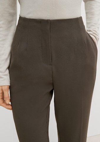 Regular Pantalon à plis COMMA en marron