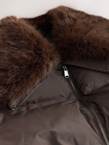 Next Mantel in Braun