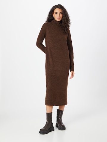 PIECES Stickad klänning i brun: framsida