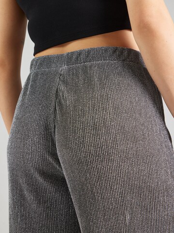 Wide leg Pantaloni 'PCROYA' di PIECES Curve in argento