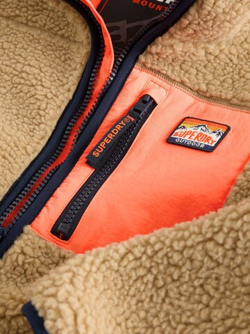 Superdry - Chaqueta polar en beige