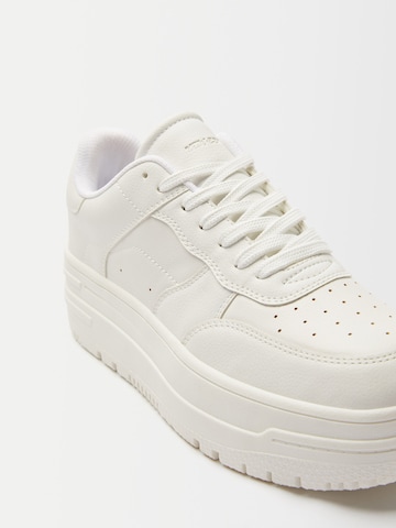 Bershka Sneakers low i hvit