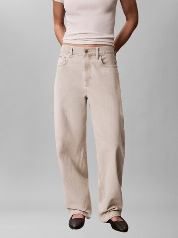 Calvin Klein Jeans Barrel Jeans in Beige: front
