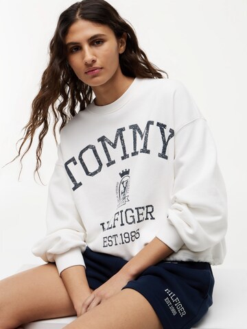 TOMMY HILFIGER Суичър 'VARSITY CREST' в бяло