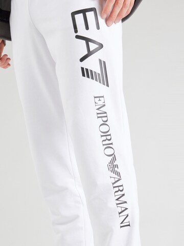 EA7 Emporio Armani Zúžený Kalhoty – bílá