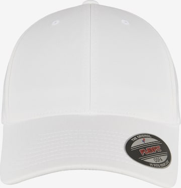 Cappello da baseball 'Alpha' di Flexfit in bianco