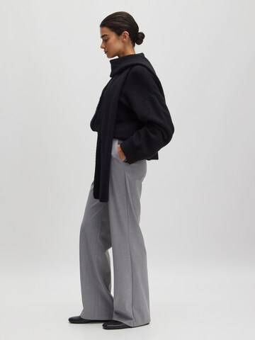 Bootcut Pantaloni con piega frontale 'Lavea' di EDITED in grigio