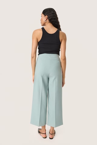 SOAKED IN LUXURY - Loosefit Calças com vincos 'Corinne' em azul