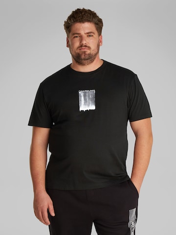 T-Shirt Calvin Klein Jeans Plus en noir : devant