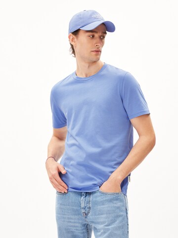 Coupe regular T-Shirt 'JAAMES' ARMEDANGELS en bleu : devant