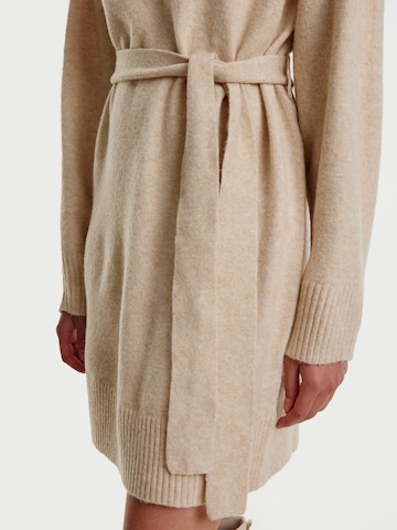 EDITED Gebreide jurk 'Okka' in Beige