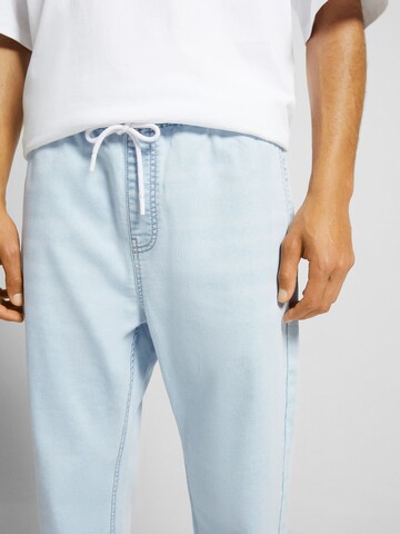 Bershka Tapered Jeans in Blau