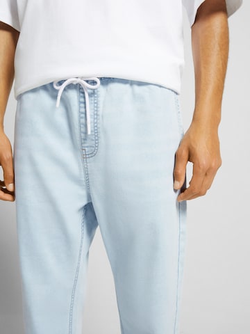 Bershka Дънки Tapered Leg Дънки в синьо