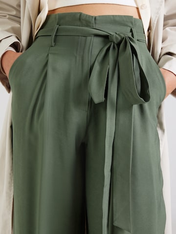 Wide leg Pantaloni con pieghe di ABOUT YOU in verde
