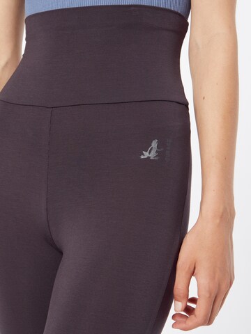 Skinny Pantaloni sportivi di CURARE Yogawear in lilla
