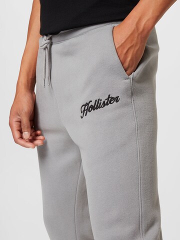 HOLLISTER Tapered Housut värissä harmaa