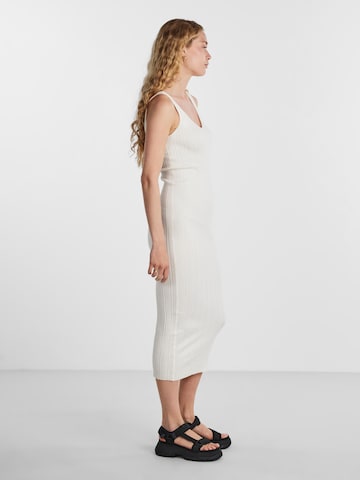 PIECES فستان مُحاك 'Hallu' بلون أبيض