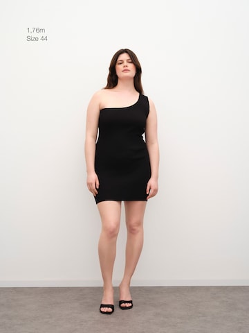 RÆRE by Lorena Rae Stickad klänning 'Jessa' i svart