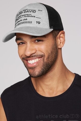 CAMP DAVID Trucker Cap mit Rubber Artwork in Grau: Vorderseite
